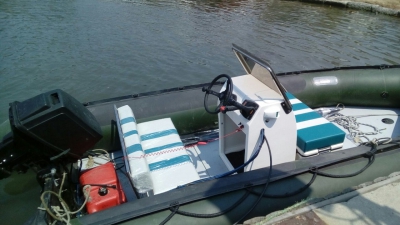 Резиновая лодка - рулевая консоль и диван